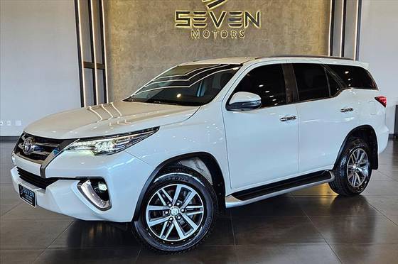 TOYOTA HILUX SW4 2.8 SRX DIAMOND 4X4 7 LUGARES 16V TURBO INTERCOOLER DIESEL 4P AUTOMÁTICO